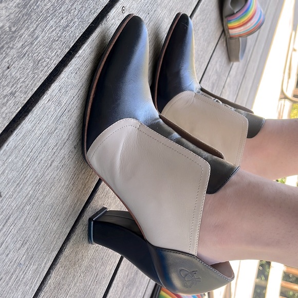 John Fluevog©️ black and white beautiful and COMFORTABLE heels. - Picture 11 of 13